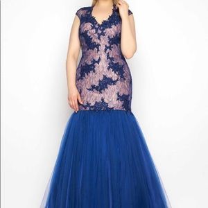 MAKE AN OFFER- MAC DUGGAL GORGEOUS GOWN